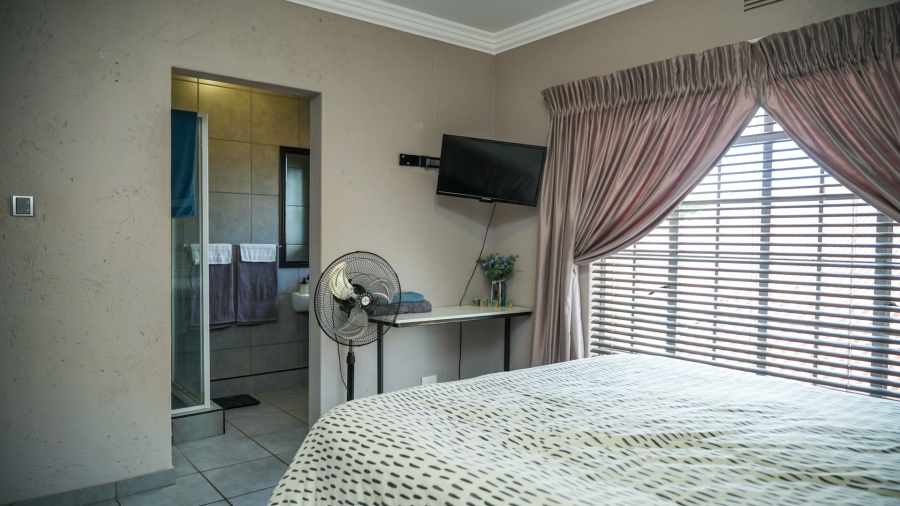 6 Bedroom Property for Sale in Flamwood North West